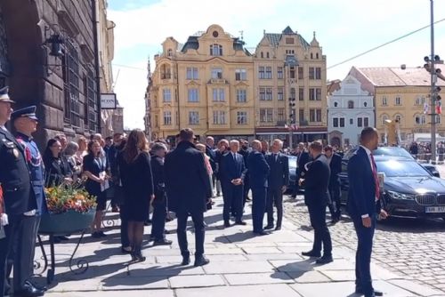 Foto: Plzeň odhalila pamětní desku belgickým hrdinům za účasti krále Filipa