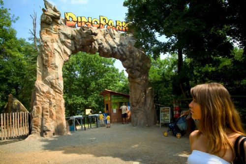 obrázek:Plzeňská ZOO otevírá DinoPark a vrací do amfiteátru sokolnické ukázky