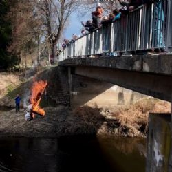 Plzeňský kraj vítal jaro. Lidé vynesli Moranu a rozloučili se se zimou (video)