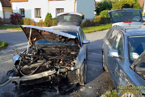 obrázek:Po ranní srážce v Třemošné začalo hořet auto. Nehoda se obešla bez zranění