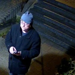 Podvodníci připravili seniora o miliony. Policie pátrá po muži z fotografie