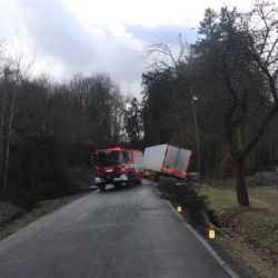 Policie hledá svědky nehody kamionu na Tachovsku