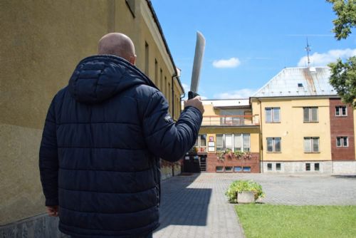 obrázek:Policie zadržela opilce s mačetou před školou v Nezvěsticích
