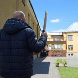 Policie zadržela opilce s mačetou před školou v Nezvěsticích