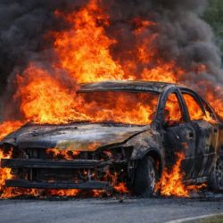 Pomsta za 5 tisíc - „žoldáci“ na Přešticku zapálili auto, kriminalisté je dopadli