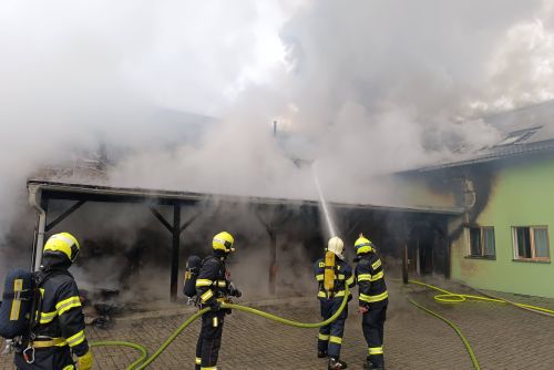 obrázek:Požár ubytovny v Boru evakuoval 33 lidí. Policie zadržela mladého muže