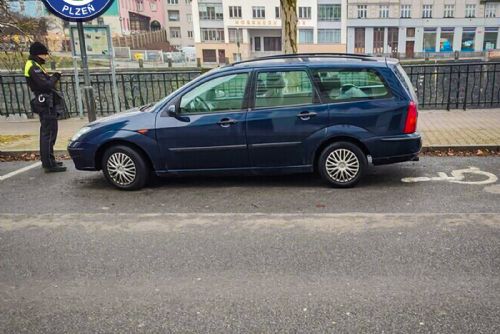 obrázek:Pozor na parkování na místě pro ZTP, hrozí 2 body, odtah a pokuta až 10 tisíc