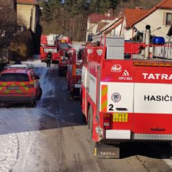 Při požáru v Dnešicích uhynul pes, ostatní zvířata hasiči zachránili