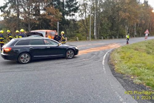 obrázek:Ranní střet dodávky s Audi u Tachova zablokoval silnici, záchranáři odvezli tři zraněné