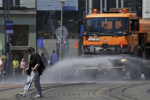 obrázek:Rozpálený asfalt v Plzni chladí kropicí vůz. Do ulic vyráží opakovaně