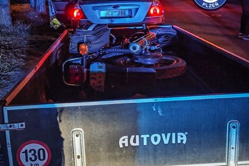 obrázek:S ukradenou motorkou na neosvětleném přívěsu daleko nedojeli