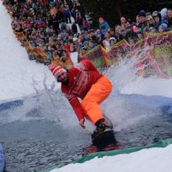 Špičák láká na jarní lyžování i recesistickou Jízdu přes louži