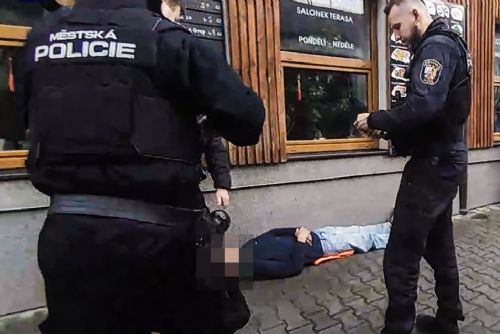 obrázek:Strážník zachránil muže, který zkolaboval na chodníku