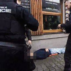 Strážník zachránil muže, který zkolaboval na chodníku