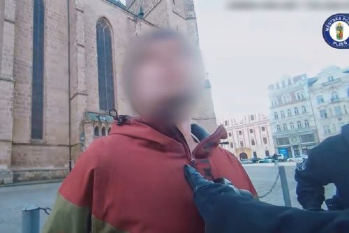 obrázek:Téměř tři promile a agresivní výstup v centru Plzně. Muž plival na strážníky (video)