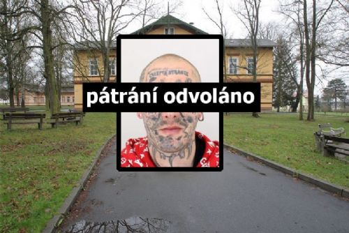 obrázek:Tetování prozradilo uprchlého pacienta z Dobřan. Policie zrušila celostátní pátrání