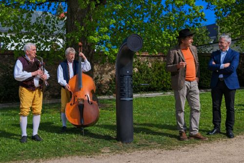 obrázek:V Domažlicích spustili nový poesiomat. Připomíná i legendárního dudáka Konrádyho
