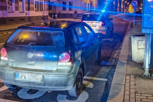 obrázek:Zastavil jen na chvíli na zastávce, ale se zákazem řízení není dobrý nápad porušovat předpisy