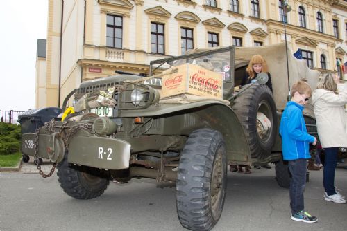 Obrázek - Military car club Plzeň na ZŠ Martina Luthera 