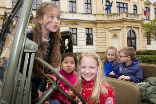 Obrázek - Military car club Plzeň na ZŠ Martina Luthera 