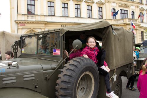 Foto: Military car club Plzeň na ZŠ Martina Luthera 