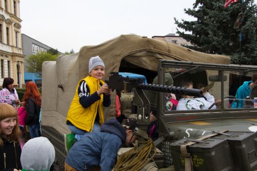 Obrázek - Military car club Plzeň na ZŠ Martina Luthera 