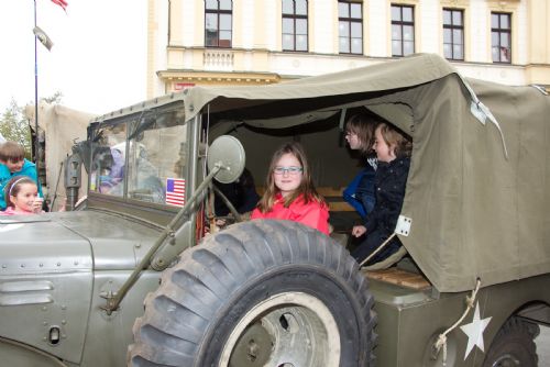 Obrázek - Military car club Plzeň na ZŠ Martina Luthera 