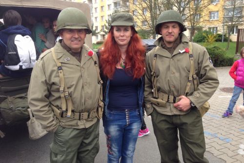 Obrázek - Military car club Plzeň na ZŠ Martina Luthera 