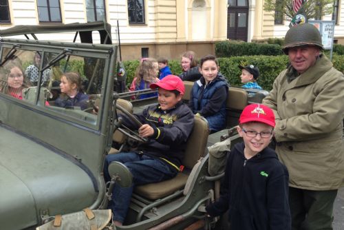 Obrázek - Military car club Plzeň na ZŠ Martina Luthera 