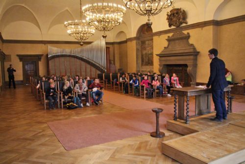 Obrázek - Školáci na radnici