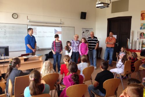 Obrázek - Tým amerických dobrovolníků navštívil ZŠ Martina Luthera v Plzni