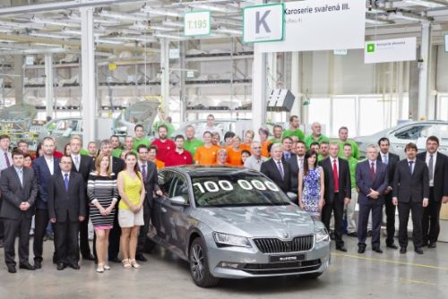 Foto: V Kvasinách byla vyrobena 100 000. ŠKODA Superb třetí generace