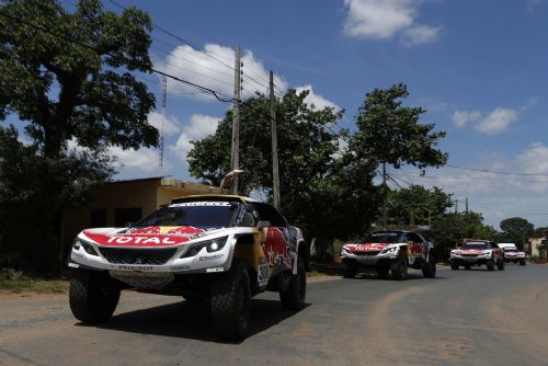 Foto: Vozy PEUGEOT 3008DKR jsou připravené k akci pro DAKAR 2017