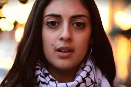 Foto: Britsko-palestinská hvězda hip hopu v Plzni zarapuje v arabštině