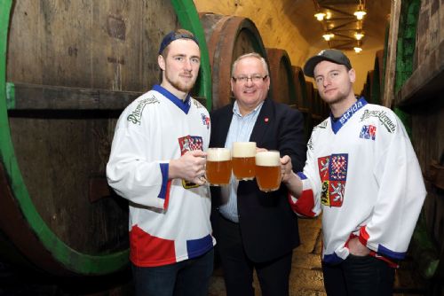 Foto: Reprezentanti Lev s Jeřábkem uvařili hokejovou várku plzeňského piva pro fanoušky
