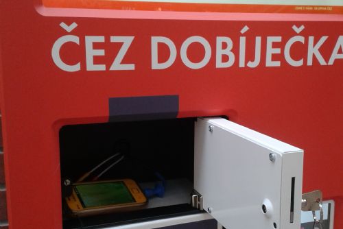 Foto: ČEZ nabízí energii pro mobily zdarma ve 13 nákupních centrech, v Plzni v OC Olympia