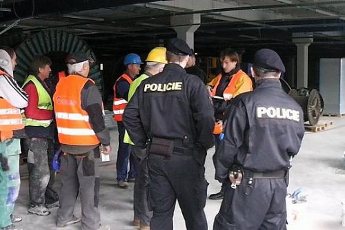 Foto: Cizinecká policie s celním úřadem kontrolovaly podniky na Rokycansku