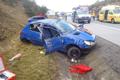 Foto: Dálnici D5 zablokovala nehoda, zraněné odvážel vrtulník