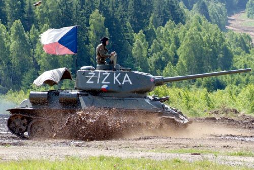 Foto: Desetitisíce lidí zamíří v sobotu ke Strašicím na tradiční armádní Bahna