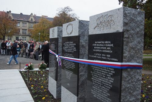 Foto: Dokončený památník na náměstí Míru připomíná historii i boj za svobodu