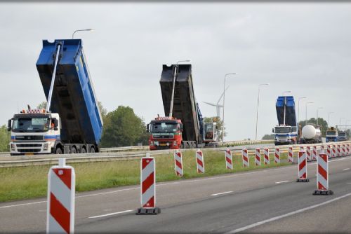 Foto:  Druhý most na Rokycanské jde k zemi, čekají se dopravní komplikace