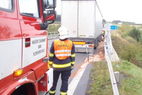 Foto: Kamion boural na D5 u Ejpovic, hasiči instalovali nornou stěnu