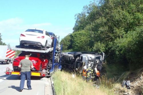 Foto: Na D5 skončil v příkopu kamion s novými auty