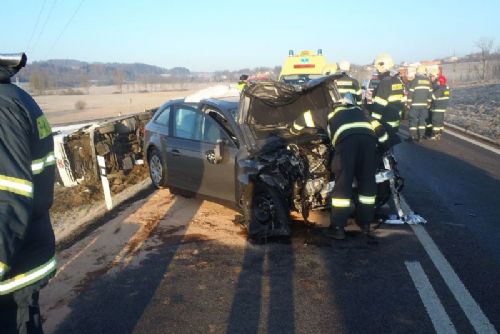 Foto: K nehodě cisterny u Zavlekova v pátek letěl vrtulník