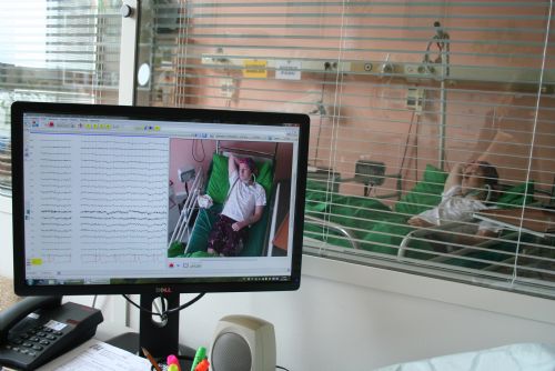 Foto: Neurologové FN Plzeň pomáhají epileptikům video-EEG monitorací 