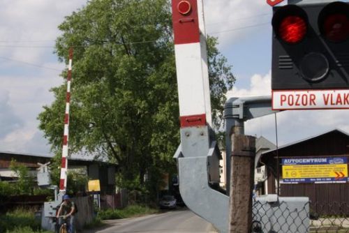 Foto: SŽDC letos zvýší bezpečnost na dalších přejezdech. I západočeských