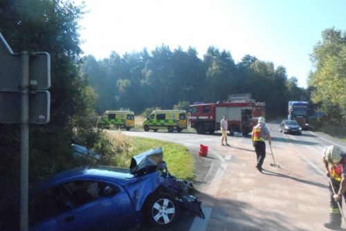 Foto: Při nehodě u Chválenic skončilo auto na střeše