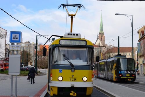 Foto: Rozsáhlá rekonstrukce U Zvonu se blíží ke konci, už tam staví tramvaje 