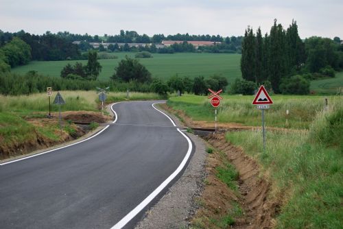 Foto: Silnice z Únehle přes Erpužice do Trpíst prošla rekonstrukcí 