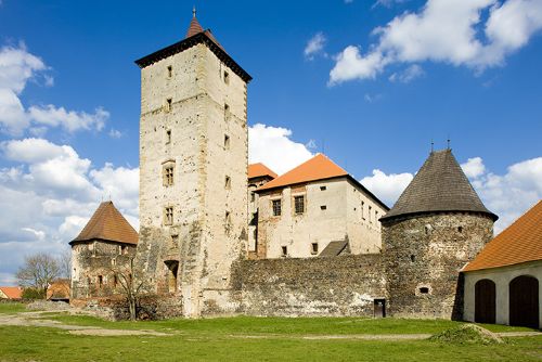 Foto: Sobota na památkách: auta oživí statek U Matoušů i hrad Švihov, vážná hudba zámek Manětín 